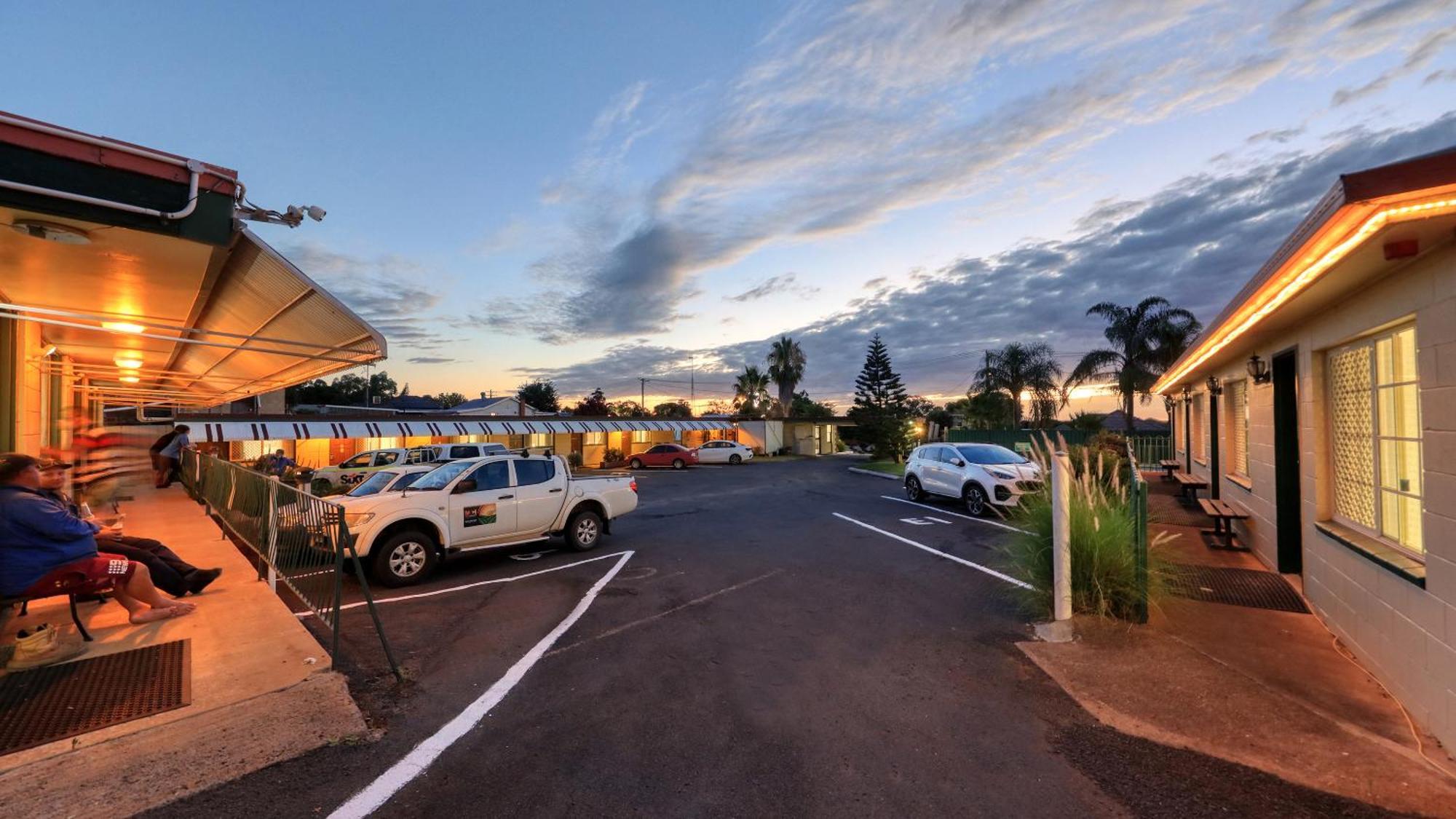 Golden Peak Motel Peakhill Peak Hill ภายนอก รูปภาพ